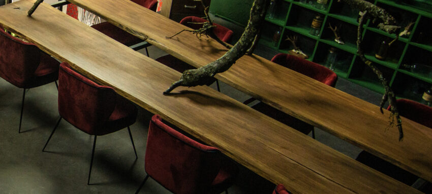 Longue table en bois massif style industriel