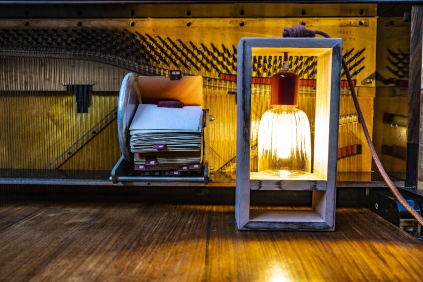 Lampe en bois cadrée vintage sur-mesure