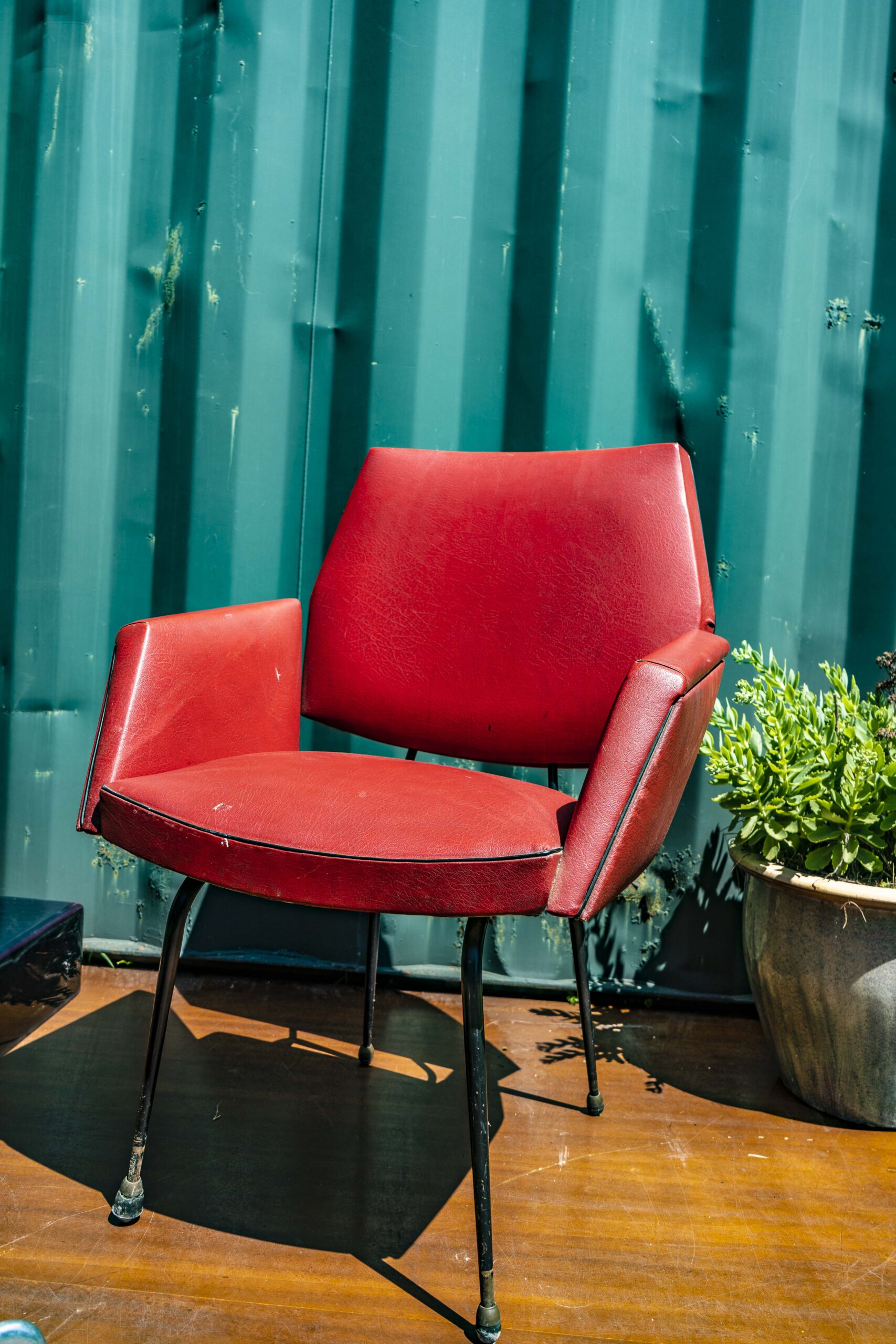 Chaises vintages en cuir rouge à Lyon