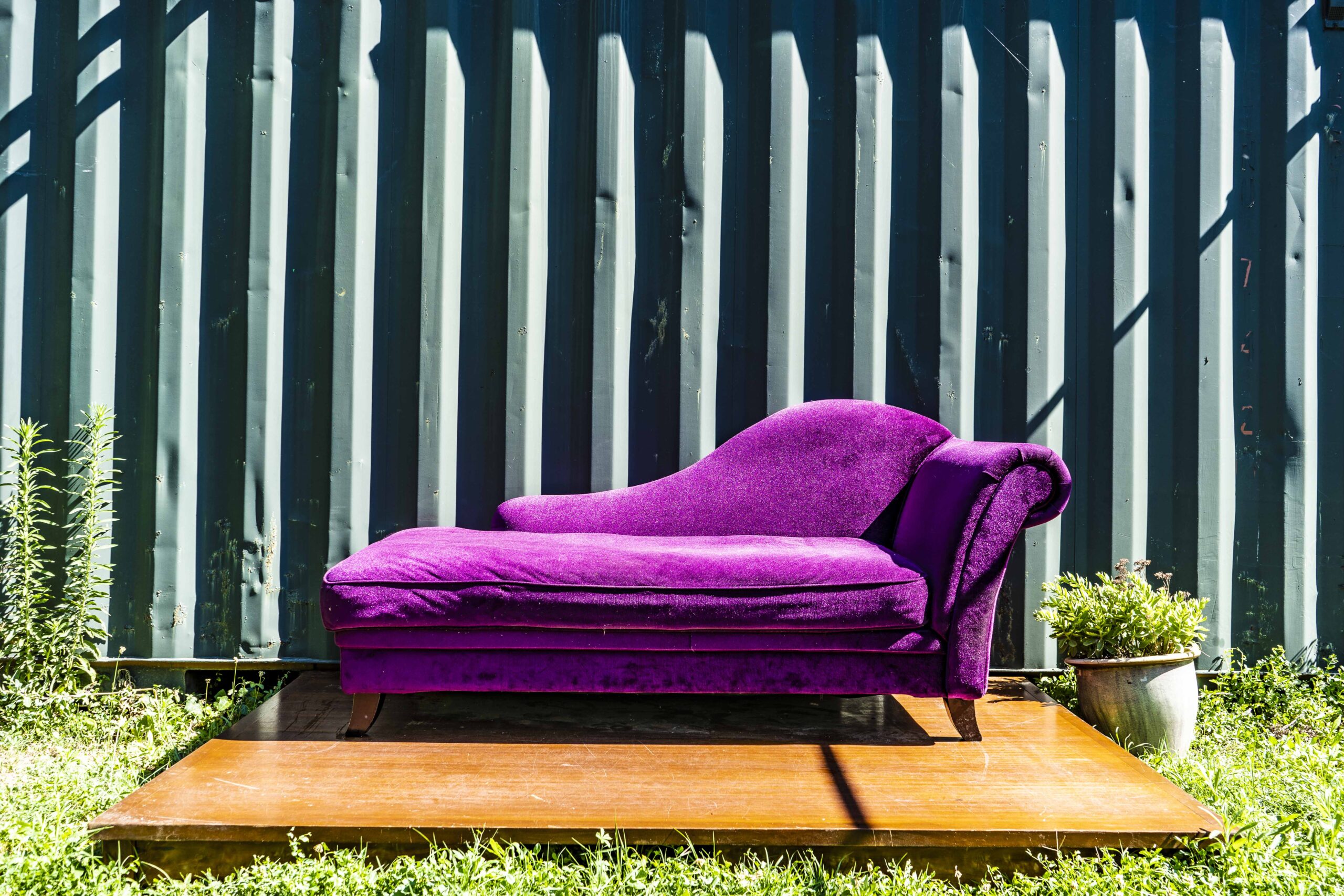 Canapé vintage violet asymétrique