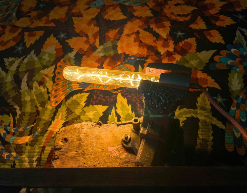 Lampe tube ucpcyclée "Gun" - Collection Atome Black
